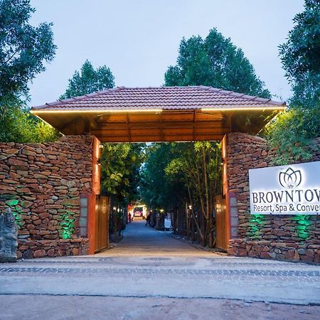 Brown Town Resort & Spa Haydarabad Dış mekan fotoğraf