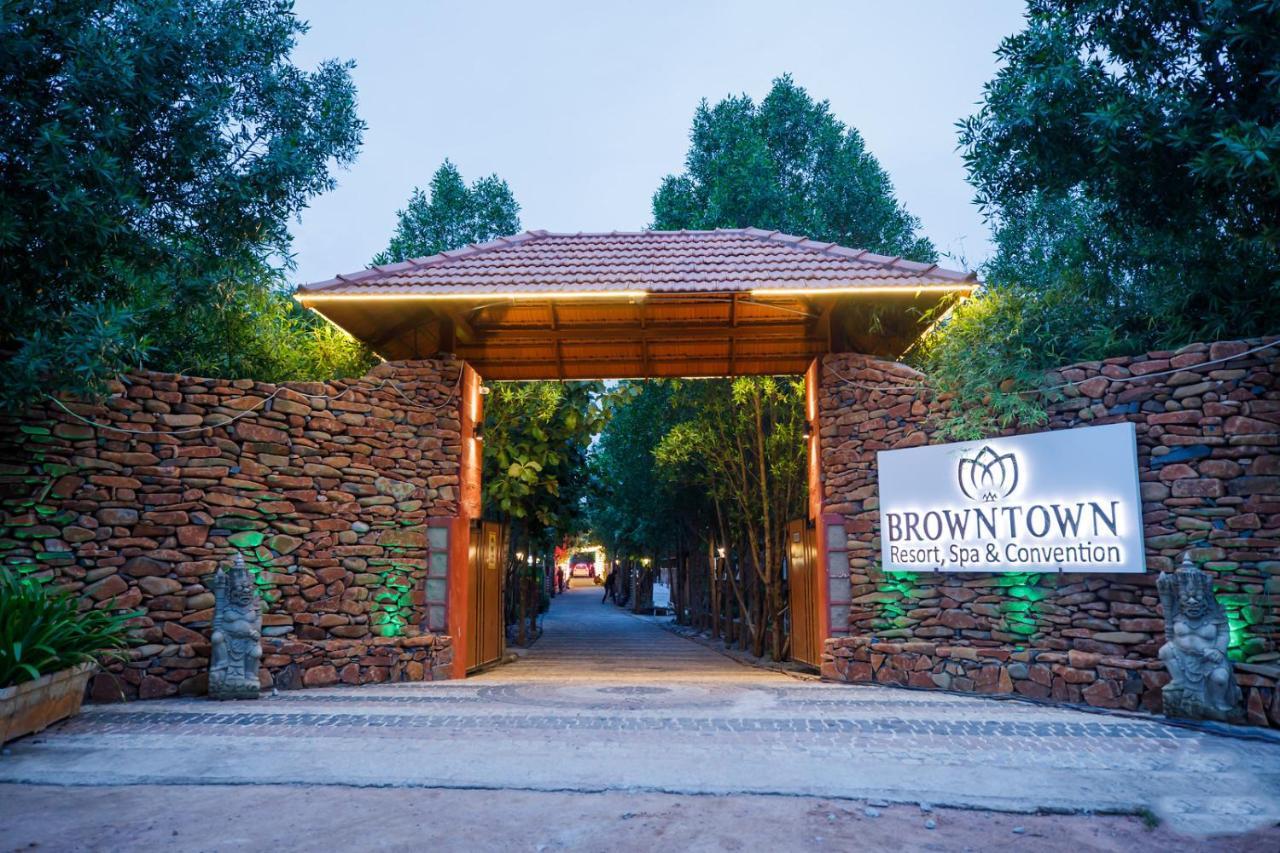 Brown Town Resort & Spa Haydarabad Dış mekan fotoğraf
