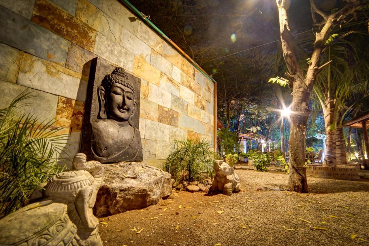 Brown Town Resort & Spa Haydarabad Dış mekan fotoğraf