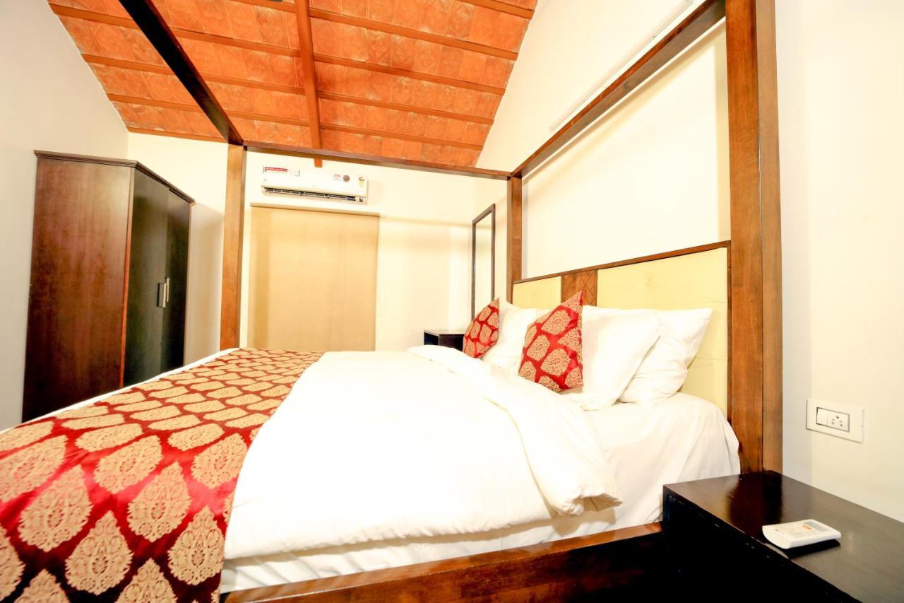 Brown Town Resort & Spa Haydarabad Dış mekan fotoğraf